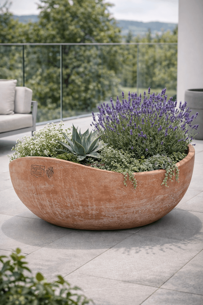 Coupe moderne en terre cuite d’Impruneta de forme ovale – design contemporain et tradition méditerranéenne